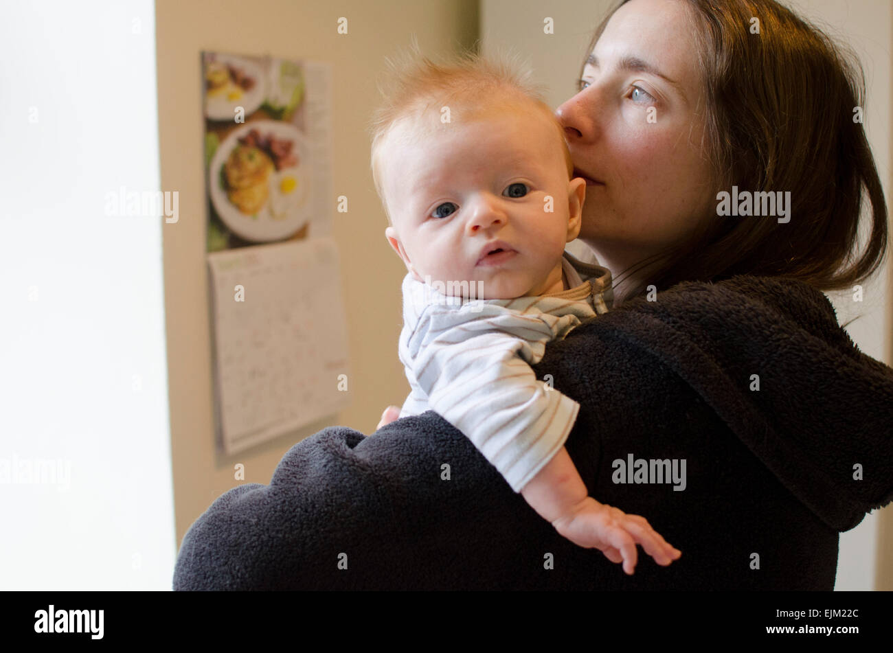 Un Bebe De 14 Semaines Avec Son Garcon Mere Fatiguee Photo Stock Alamy