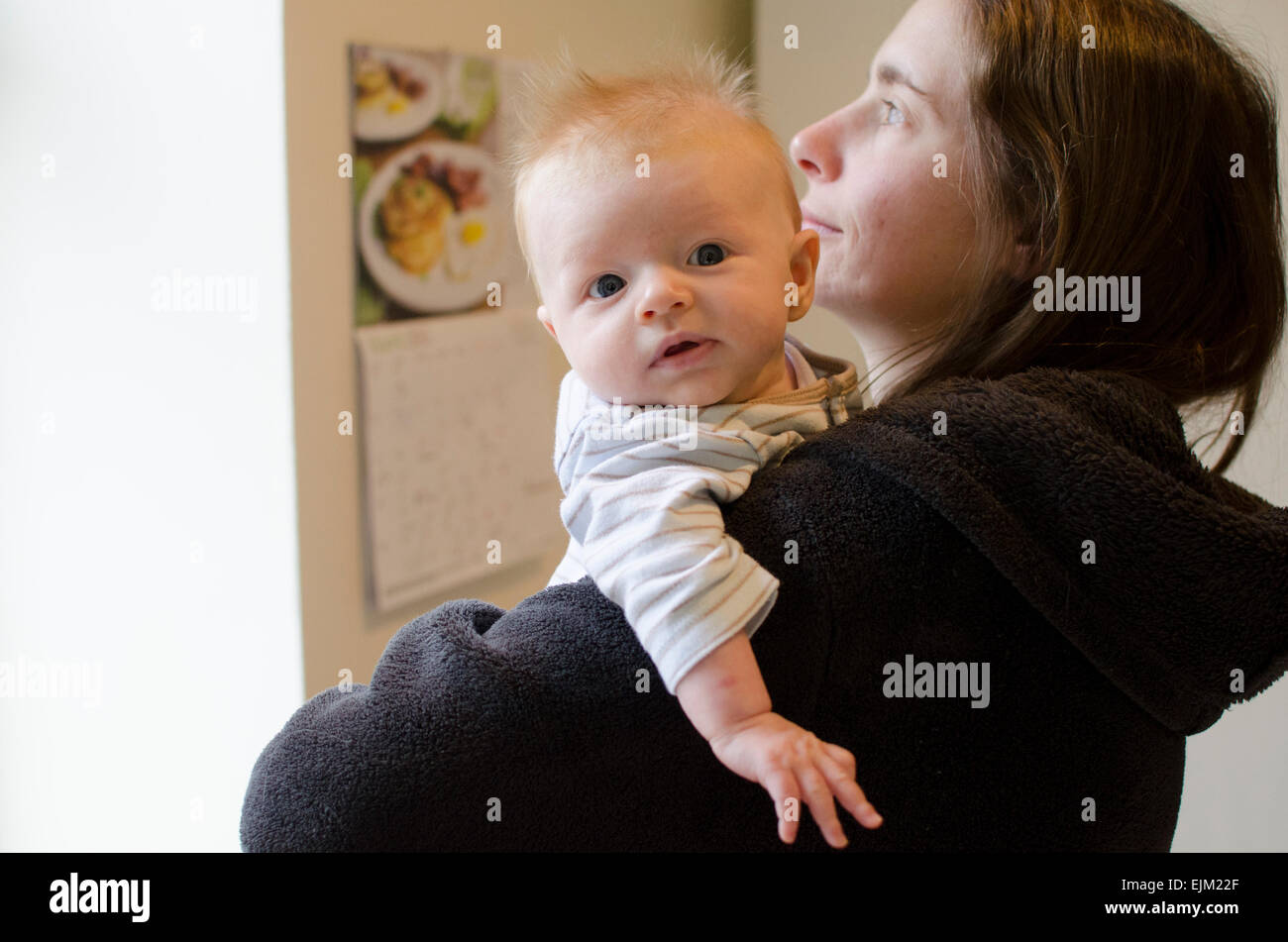 Un Bebe De 14 Semaines Avec Son Garcon Mere Fatiguee Photo Stock Alamy