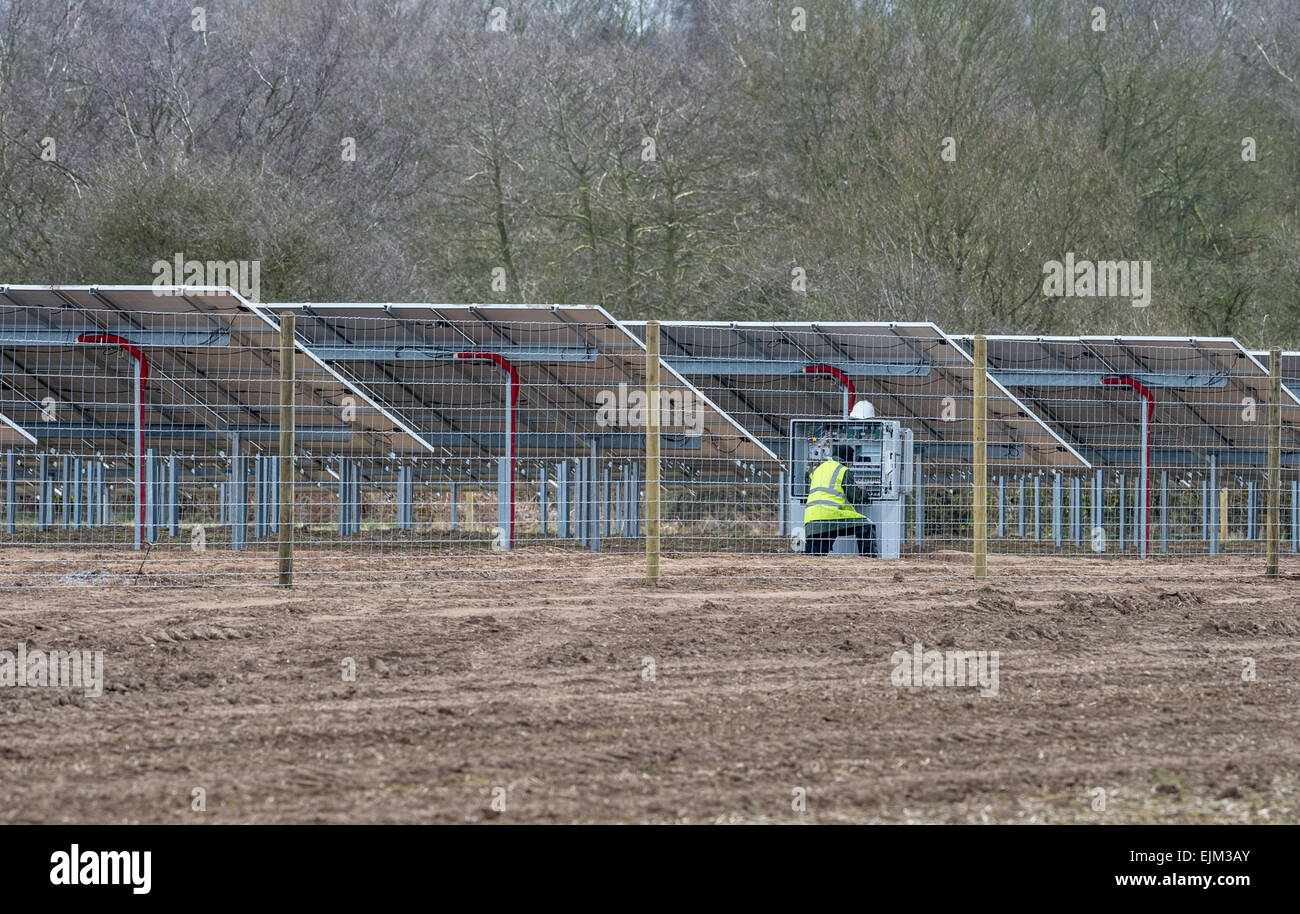 L'installation de panneaux solaires P.V. à un parc solaire sur le Welbeck Estate, Meden Vale, Nottinghamshire. Banque D'Images