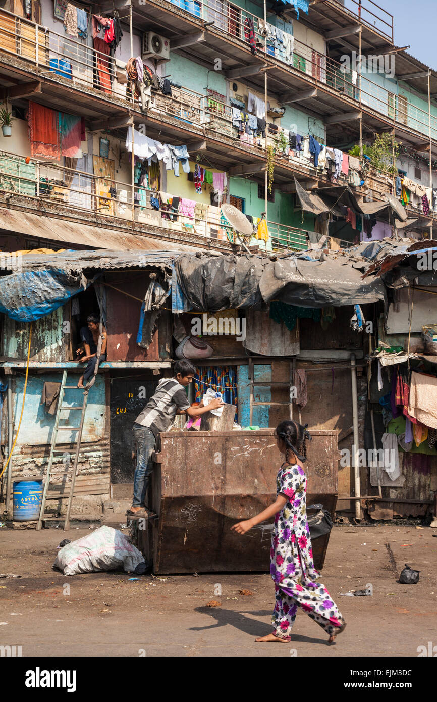 Des bidonvilles de Mumbai, Inde bloc appartement Banque D'Images