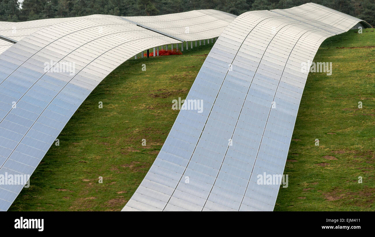Un champ de P.V. des panneaux solaires à un parc solaire sur le Welbeck Estate, Meden Vale, Nottinghamshire. Banque D'Images