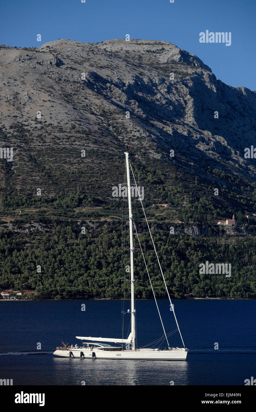 Voile sur le super yacht côte croate de Dalmatie Korcula Banque D'Images