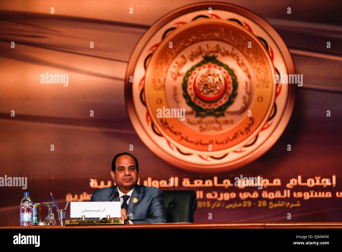 (150329) -- CHARM EL-CHEIKH, le 29 mars 2015 (Xinhua) -- le président égyptien Abdel Fattah al-Sisi assiste à la séance de clôture du Sommet de la Ligue arabe à Charm el-Cheikh, Egypte, le 29 mars 2015. Le président égyptien, Abdel Fattah al-Sisi le dimanche de la Ligue arabe a déclaré que les États membres ont convenu de la formation d'une force militaire arabe pour contrer les menaces actuelles à la sécurité. (Xinhua/Cui Xinyu) (zhf) Banque D'Images
