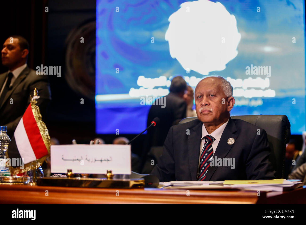 (150329) -- CHARM EL-CHEIKH, le 29 mars 2015 (Xinhua) -- le ministre des Affaires étrangères yéménite Riyad Yassin assiste à la séance de clôture du Sommet de la Ligue arabe à Charm el-Cheikh, Egypte, le 29 mars 2015. Le président égyptien, Abdel Fattah al-Sisi le dimanche de la Ligue arabe a déclaré que les États membres ont convenu de la formation d'une force militaire arabe pour contrer les menaces actuelles à la sécurité. (Xinhua/Cui Xinyu) (zhf) Banque D'Images