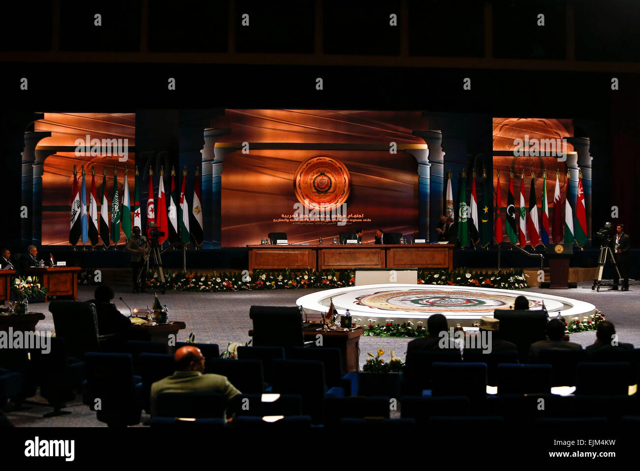 (150329) -- CHARM EL-CHEIKH, le 29 mars 2015 (Xinhua) -- Photo prise le 29 mars 2015 montre la vue générale de la session de clôture du Sommet de la Ligue arabe à Charm el-Cheikh, en Egypte. Le président égyptien, Abdel Fattah al-Sisi le dimanche de la Ligue arabe a déclaré que les États membres ont convenu de la formation d'une force militaire arabe pour contrer les menaces actuelles à la sécurité. (Xinhua/Cui Xinyu) (zhf) Banque D'Images