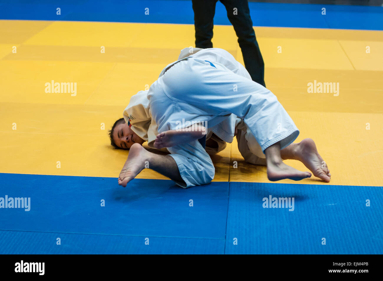 Orenbourg, région d'Orenbourg, Russie - 29 novembre 2014 : deux garçons se battent pour le Championnat de judo Juniors parmi Banque D'Images