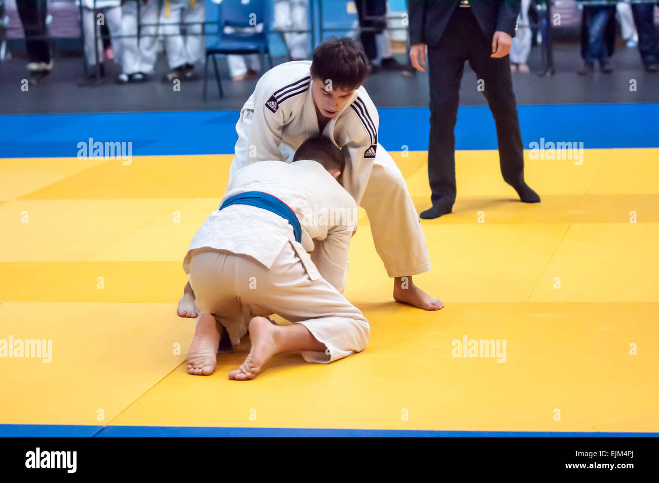 Orenbourg, région d'Orenbourg, Russie - 29 novembre 2014 : deux garçons se battent pour le Championnat de judo Juniors parmi Banque D'Images