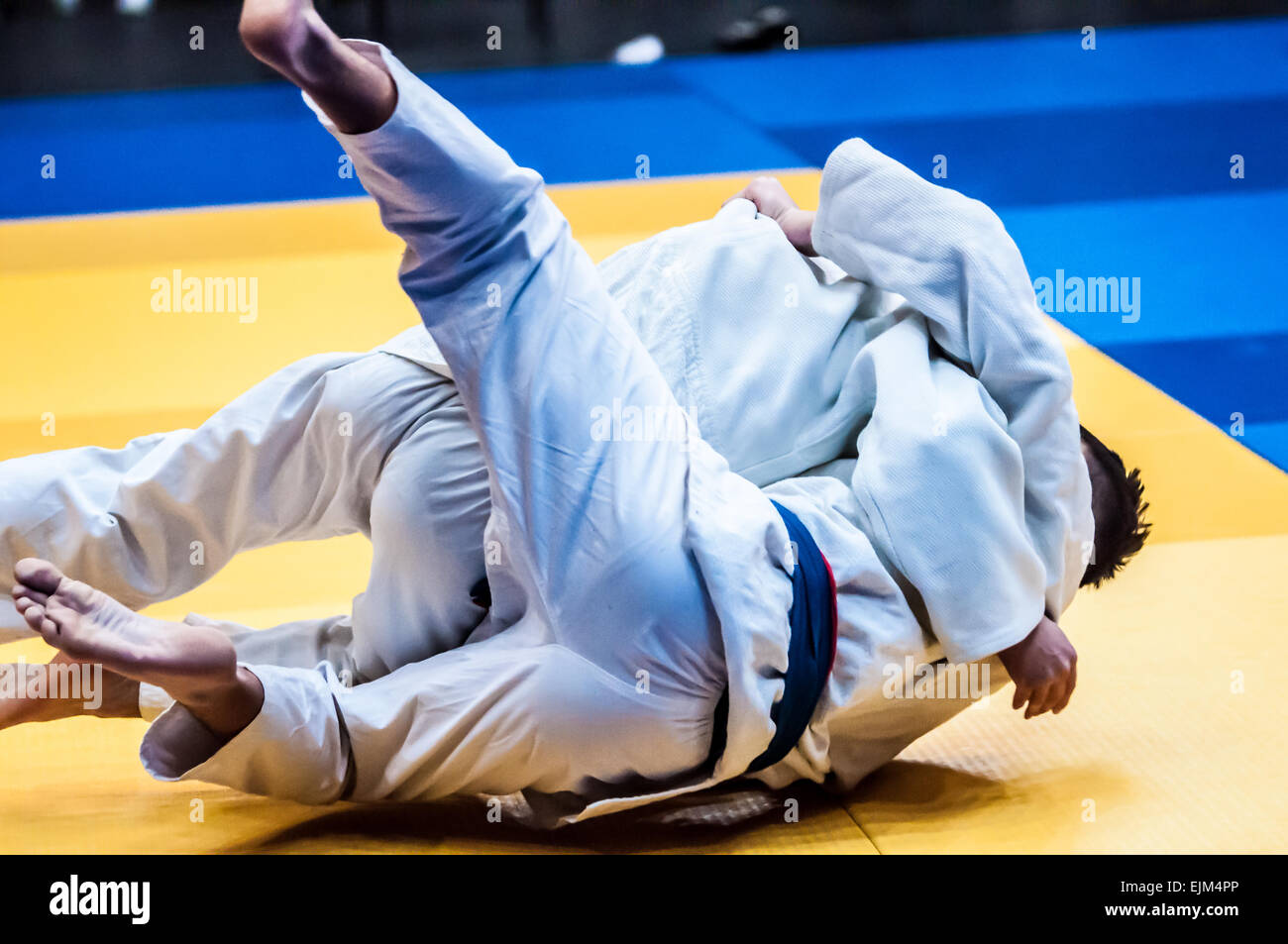 Orenbourg, région d'Orenbourg, Russie - 29 novembre 2014 : deux garçons se battent pour le Championnat de judo Juniors parmi Banque D'Images