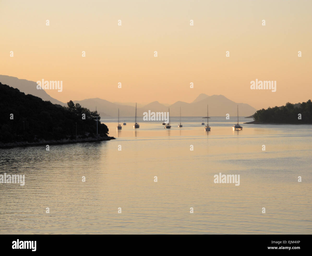 L'aube du port de Korčula Croatie lumière du matin sur la mer Adriatique avec yachts amarrés Banque D'Images