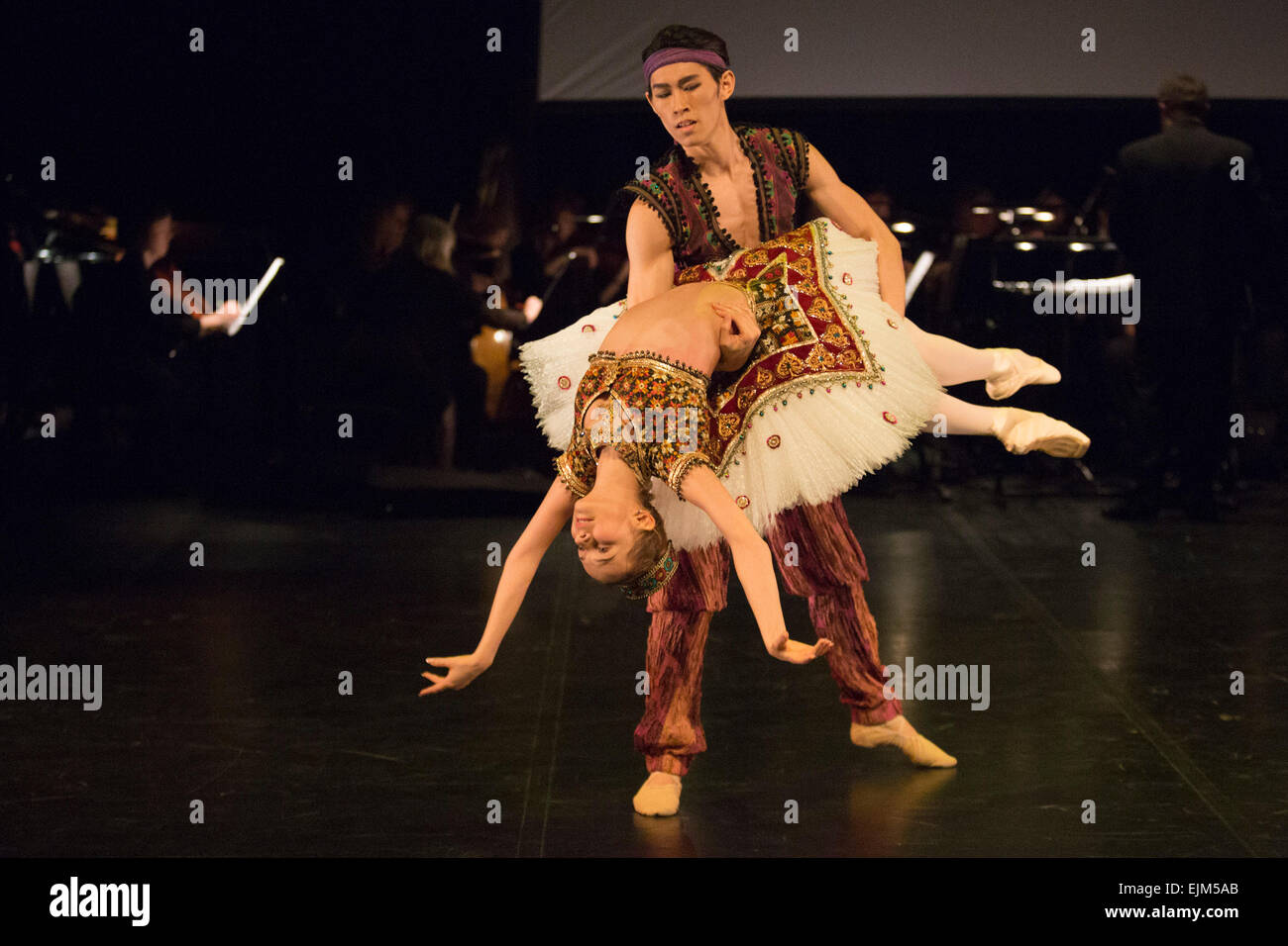 23/03/2015. Londres, Angleterre. Sur la photo : Katja Khaniukova et Ken Saruhashi effectuant pas d'Esclave de : Le Corsaire. L'English National Ballet Dancer's Emerging 2015 finale au Queen Elizabeth Hall, Southbank Centre, Londres. Banque D'Images