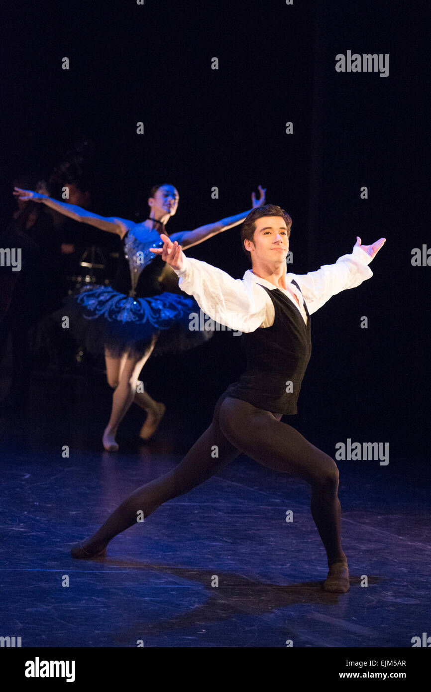 23/03/2015. Londres, Angleterre. Sur la photo : Anjuli Hudson et Vitor Menezes performing Satanella. L'English National Ballet Dancer's Emerging 2015 finale au Queen Elizabeth Hall, Southbank Centre, Londres. Banque D'Images