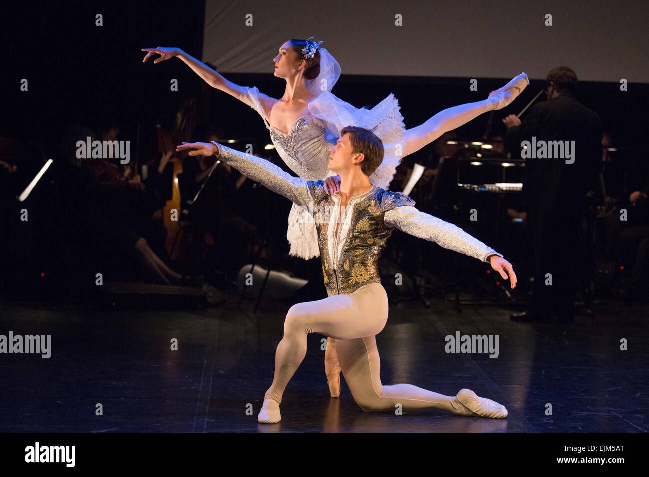 23/03/2015. Londres, Angleterre. Sur la photo : Jeanette Kakareka perforking Westwell Max et La Bayadère écharpe pas de deux. L'English National Ballet Dancer's Emerging 2015 finale au Queen Elizabeth Hall, Southbank Centre, Londres. Banque D'Images