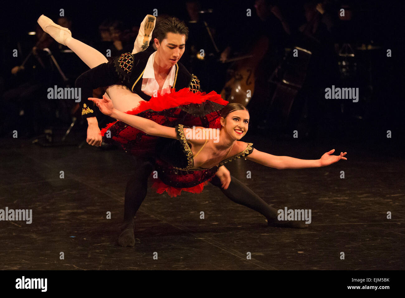 23/03/2015. Londres, Angleterre. Isabelle Brouwers et gagnant 2015 Zhang Jinhao Don Quichotte de la scène. L'English National Ballet Dancer's Emerging 2015 finale au Queen Elizabeth Hall, Southbank Centre, Londres. Banque D'Images