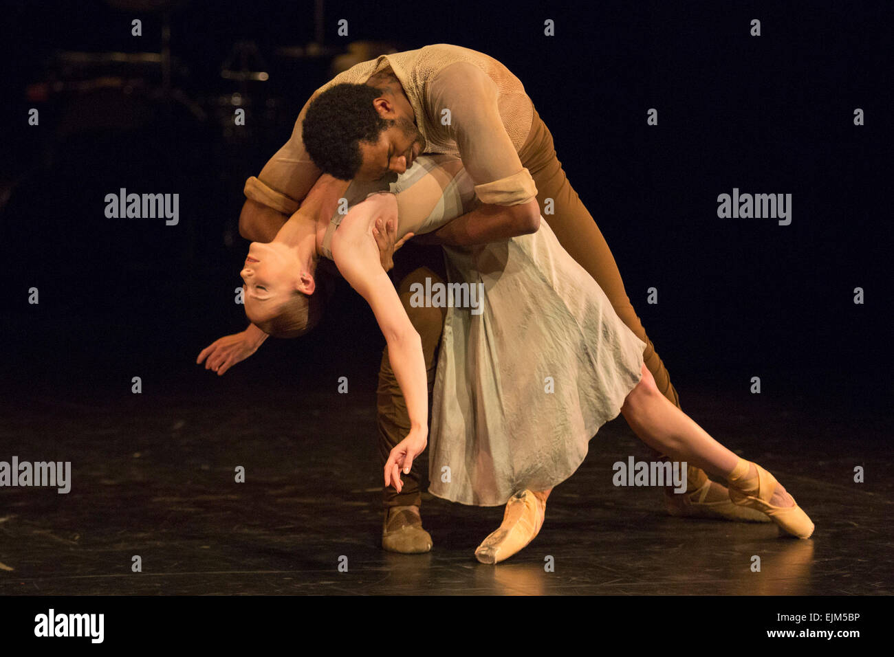23/03/2015. Londres, Angleterre. Performance de No Man's Land par les 2014 Gagnants mixte Alison McWhinney et Junor Souza. L'English National Ballet Dancer's Emerging 2015 finale au Queen Elizabeth Hall, Southbank Centre, Londres. Banque D'Images