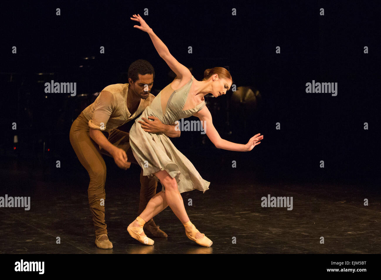 23/03/2015. Londres, Angleterre. Performance de No Man's Land par les 2014 Gagnants mixte Alison McWhinney et Junor Souza. L'English National Ballet Dancer's Emerging 2015 finale au Queen Elizabeth Hall, Southbank Centre, Londres. Banque D'Images