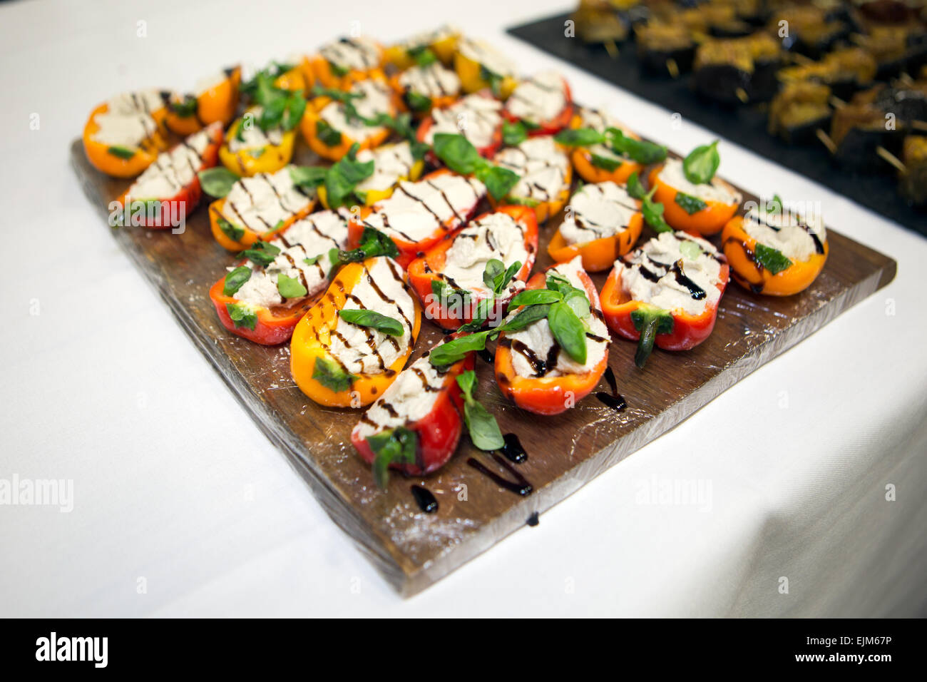 Ville de Brighton & Hove, East Sussex, Royaume-Uni. VegFest 2015 Brighton, au Brighton Centre, une exposition célébrant toutes les choses végétariennes et végétaliennes, avec des conférences, des stands et des démonstrations. Dans cette image, les poivrons farcis de guacamole par Cashew. 29th mars 201529th mars 2015 Banque D'Images