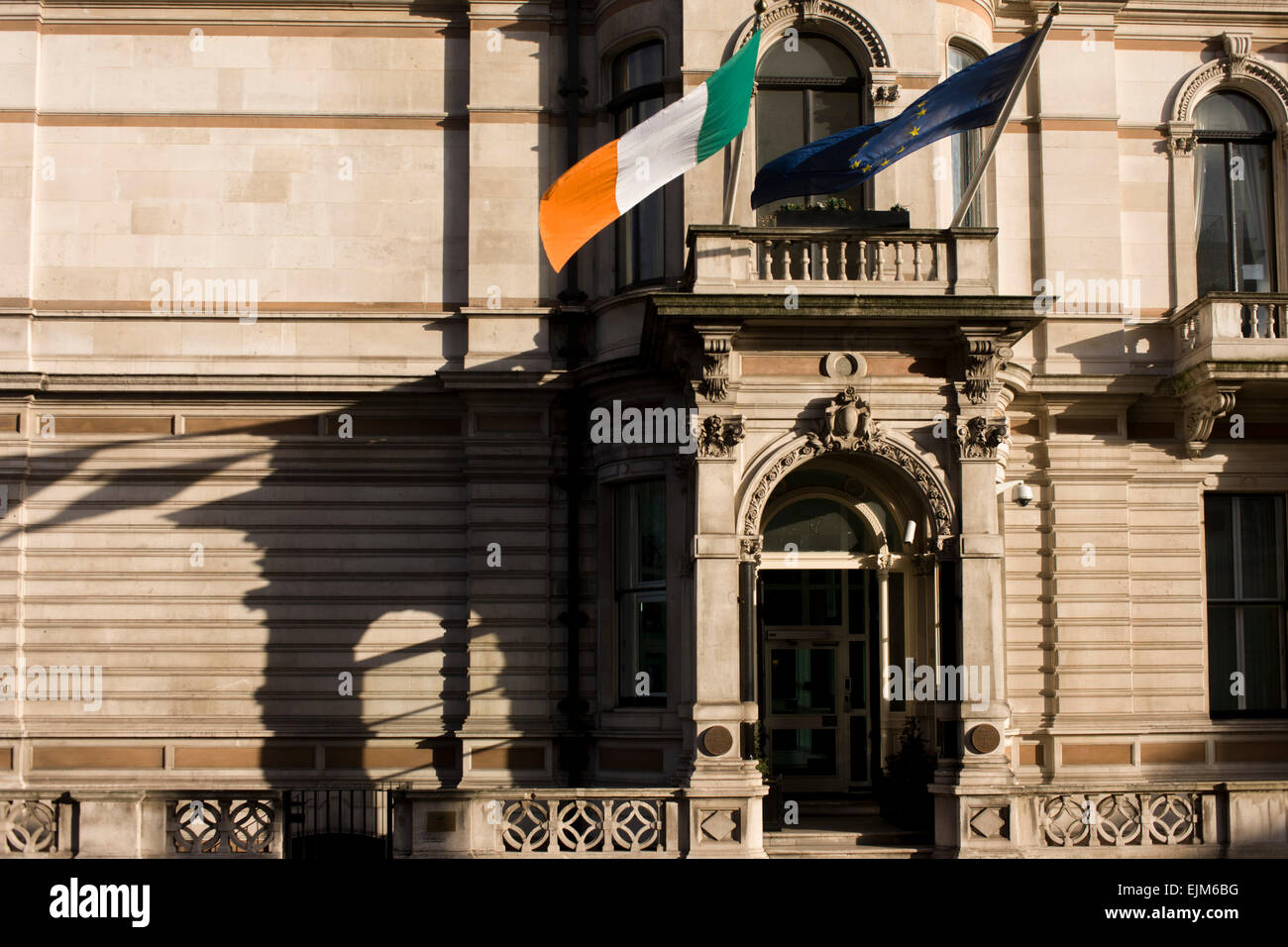 L'extérieur de l'ambassade d'Irlande à 17 Grosvenor Place, London SW1. Banque D'Images