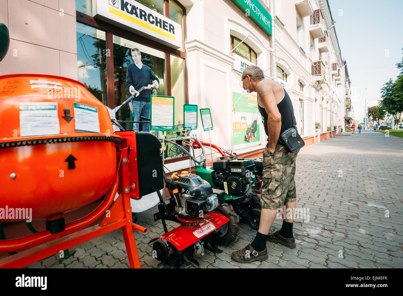 Homme non identifié choisit équipements agricoles shop à Gomel, Bélarus Banque D'Images