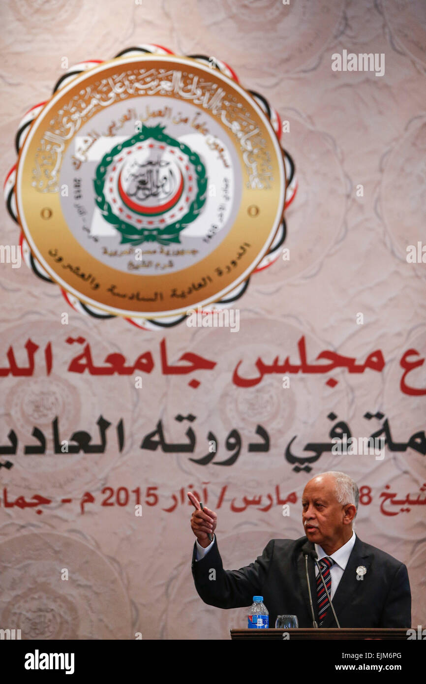 (150329) -- CHARM EL-CHEIKH, le 29 mars 2015 (Xinhua) -- le ministre des Affaires étrangères yéménite Riyad Yassine parle lors d'une conférence de presse après la séance de clôture du Sommet de la Ligue arabe à Charm el-Cheikh, Egypte, le 29 mars 2015. Ligue arabe (AL) les États membres se sont prononcés dimanche pour le retrait immédiat des rebelles Houthi à partir de la capitale du Yémen, Sanaa.(Xinhua/Cui Xinyu) (zhf) Banque D'Images