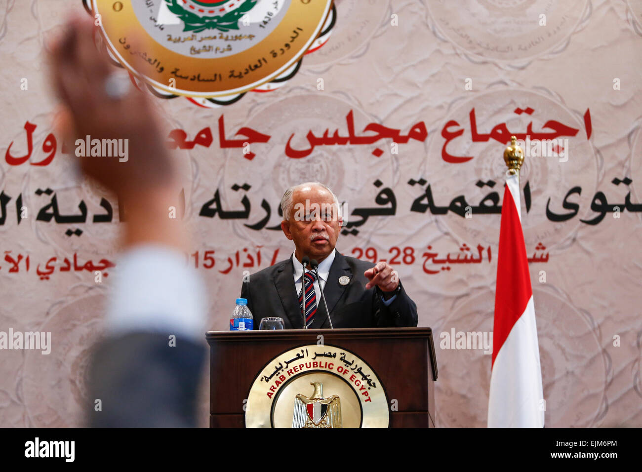 (150329) -- CHARM EL-CHEIKH, le 29 mars 2015 (Xinhua) -- le ministre des Affaires étrangères yéménite Riyad Yassine parle lors d'une conférence de presse après la séance de clôture du Sommet de la Ligue arabe à Charm el-Cheikh, Egypte, le 29 mars 2015. Ligue arabe (AL) les États membres se sont prononcés dimanche pour le retrait immédiat des rebelles Houthi à partir de la capitale du Yémen, Sanaa.(Xinhua/Cui Xinyu) (zhf) Banque D'Images