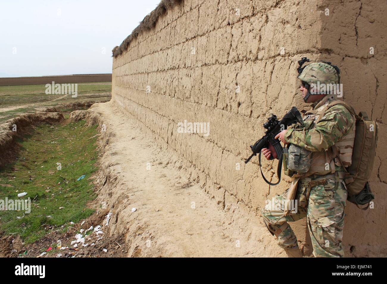 Un soldat de l'armée géorgienne lors d'une patrouille à l'extérieur du village de douleur Musa Qaleh 12 mars 2015 dans la province d'Helmand, en Afghanistan. Banque D'Images