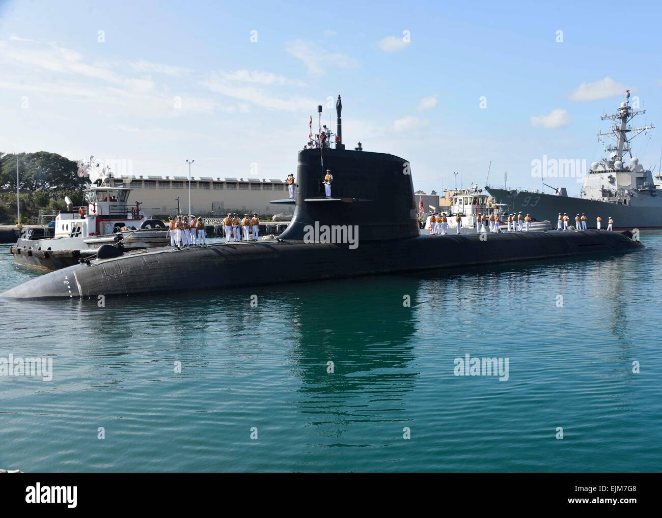 Le Japon d'autodéfense maritime sous-marin de classe Soryu Hakuryu JS se prépare à s'amarrer à la base commune à piers sous-marin Pearl Harbor-Hickam au cours d'une escale, le 27 février 2015 à Honolulu, Hawaï. Banque D'Images