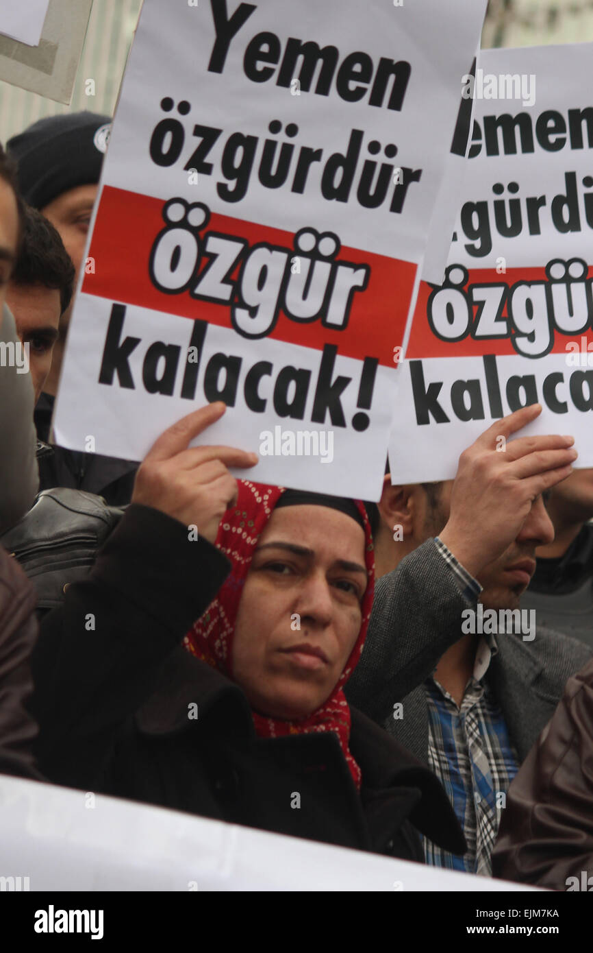 Ankara, Turquie. Mar 29, 2015. 29.mars 2015 - Les femmes détiennent une bannière qui lit '' Yémen reste libre''. Les manifestants protestaient contre l'Arabie Saoudite pour l'opération militaire au Yémen à l'extérieur de l'arabie saoudite ambassade en Turquie. © Tumay Berkin/ZUMA/ZUMAPRESS.com/Alamy fil Live News Banque D'Images