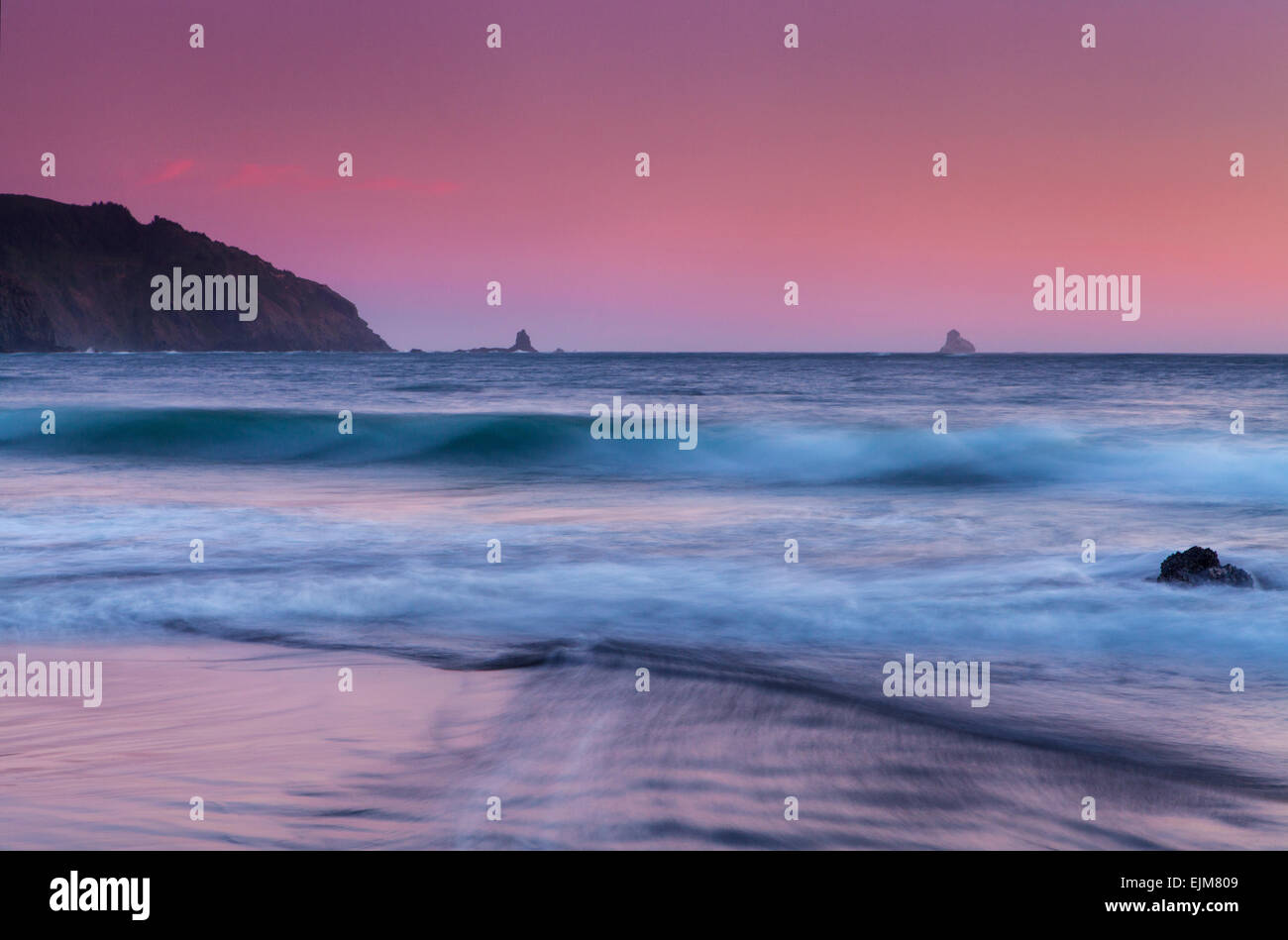 Un ciel rose au coucher du soleil au-dessus de Whaleshead Beach dans l'état de Samuel Boardman Corridor panoramique le long de la côte de l'Oregon, Oregon, USA. Banque D'Images