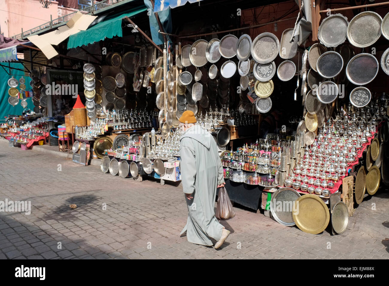 Homme portant une djellaba marocaine traditionnelle berb?�re (robe) dans un souk de Marrakech 
