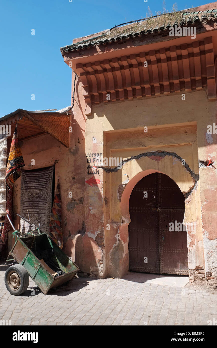 Vieille porte dans la médina de Marrakech, Maroc, Afrique du Nord. Banque D'Images