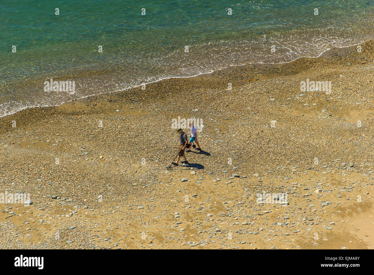 Vue de dessus sur deux jeunes garçons va jouer dans une mer sur la plage de l'Ouest dans la région de Criccieth, Nord du Pays de Galles. Banque D'Images