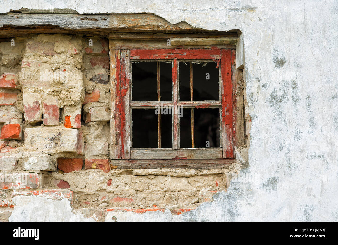Petite fenêtre dans une vieille maison en ruine Photo Stock - Alamy