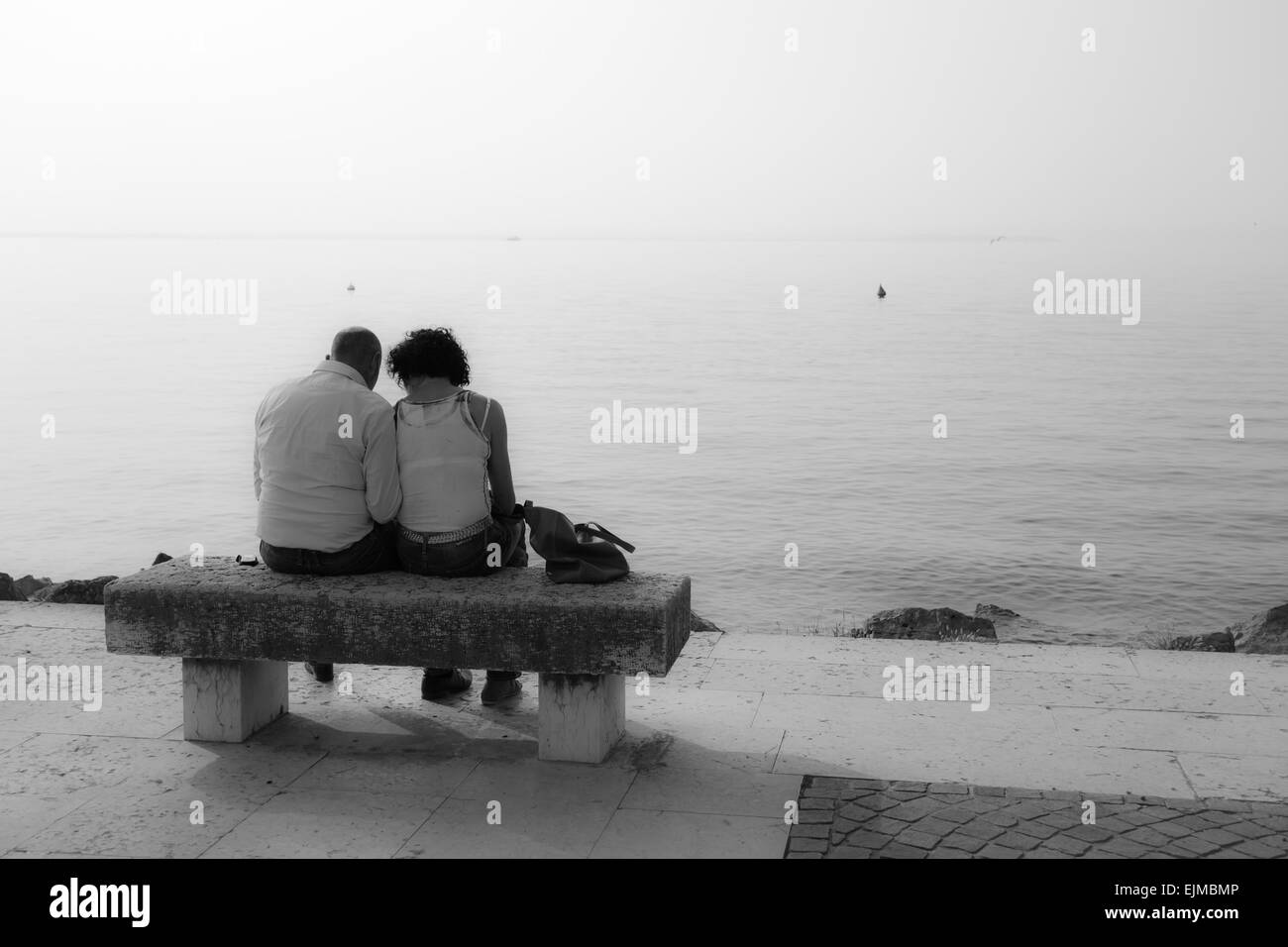 Lovers sur le banc en face du lac Banque D'Images