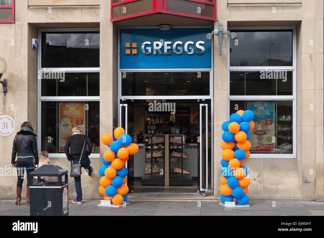 Greggs les boulangers café et boutique sur Newcastle Quayside, England, UK Banque D'Images