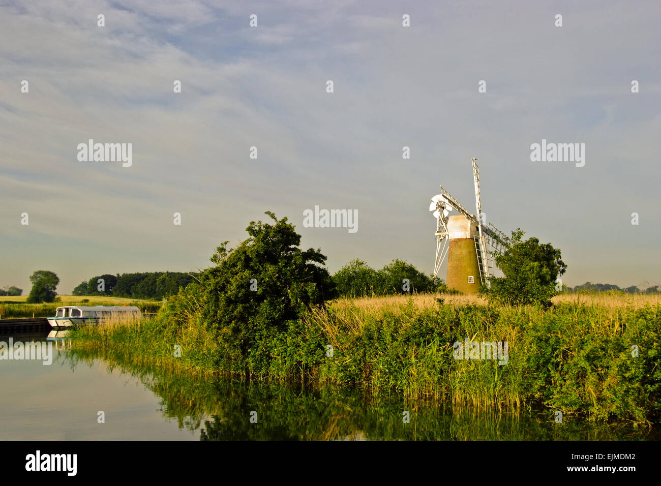 Bateau-mouche sur les Norfolk Broads Banque D'Images