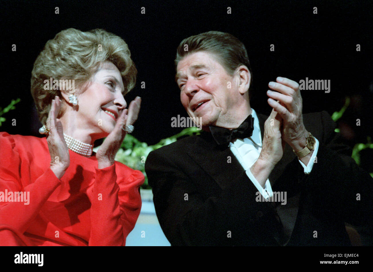 Du président américain Ronald Reagan et de la Première Dame Nancy Reagan lors de la première balle sur le DC Convention Center le 19 janvier 1985 à Washington, DC. Banque D'Images