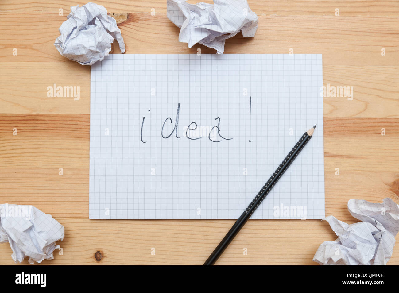 Blank notepad au crayon sur un bureau en bois Banque D'Images