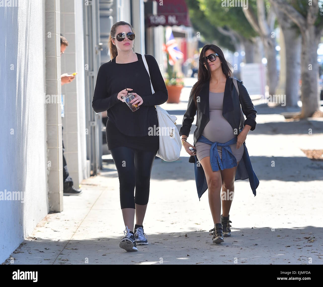 Kourtney Kardashian Enceinte Montre Son Nez De Bebe Tandis Que Dehors Avec Sa Soeur Khloe Les Deux Ont Fait Le Tour De L Ouest D Hollywood Et A Visite Quelques Galeries D Avant De Partir