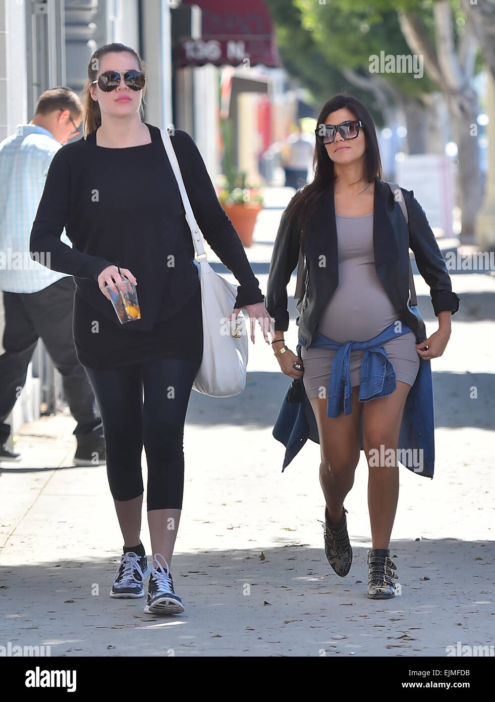 Kourtney Kardashian Enceinte Montre Son Nez De Bebe Tandis Que Dehors Avec Sa Soeur Khloe Les Deux Ont Fait Le Tour De L Ouest D Hollywood Et A Visite Quelques Galeries D Avant De Partir
