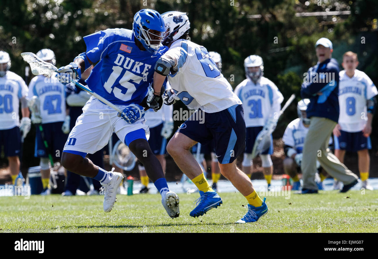 Chapel Hill, North Carolina, USA. Mar 29, 2015. Duke Blue Devils (6) Haus se jette une épaule en Caroline du Tar Heels Matt Shannon (66) au cours de l'action de la crosse du CAC entre le Duc et les Blue Devils Carolina Tar Heels au champ Fetzer à Chapel Hill, NC. Scott Kinser/Cal Sport Media/Alamy Live News Banque D'Images