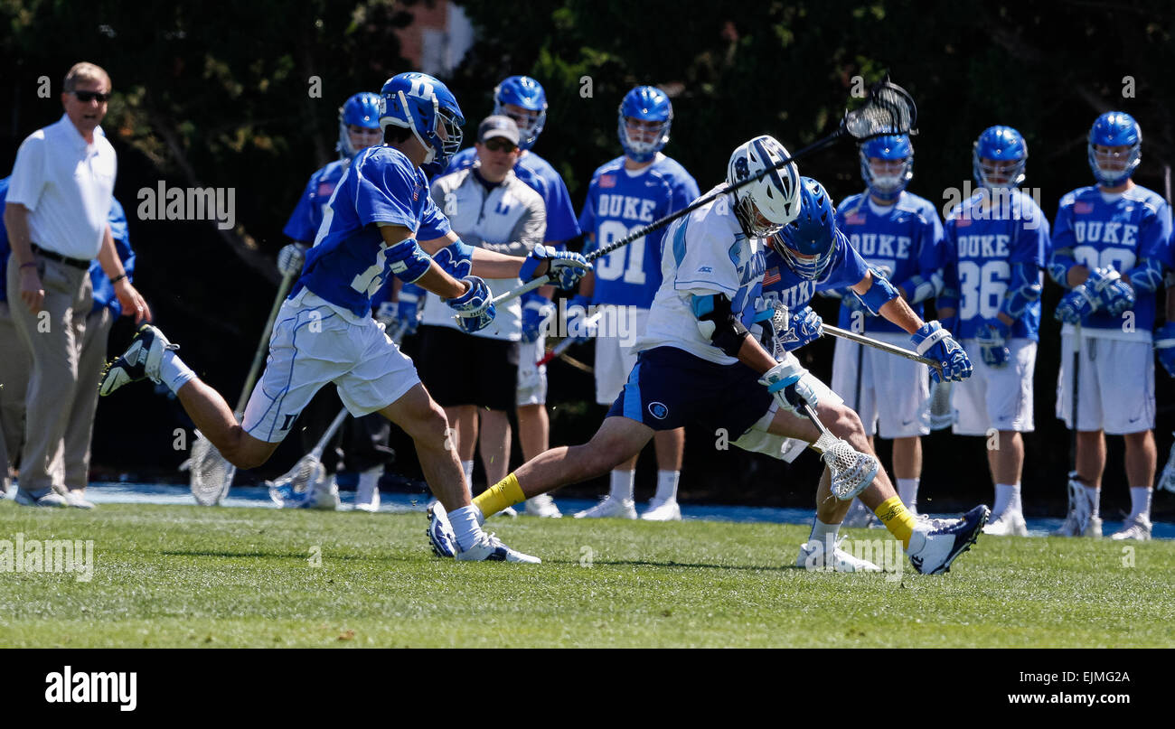 Chapel Hill, North Carolina, USA. Mar 29, 2015. North Carolina Tar Heels Bug Carper (48) les luttes pour le terrain de crosse ACC ball action entre le Duc et les Blue Devils Carolina Tar Heels au champ Fetzer à Chapel Hill, NC. Scott Kinser/Cal Sport Media/Alamy Live News Banque D'Images