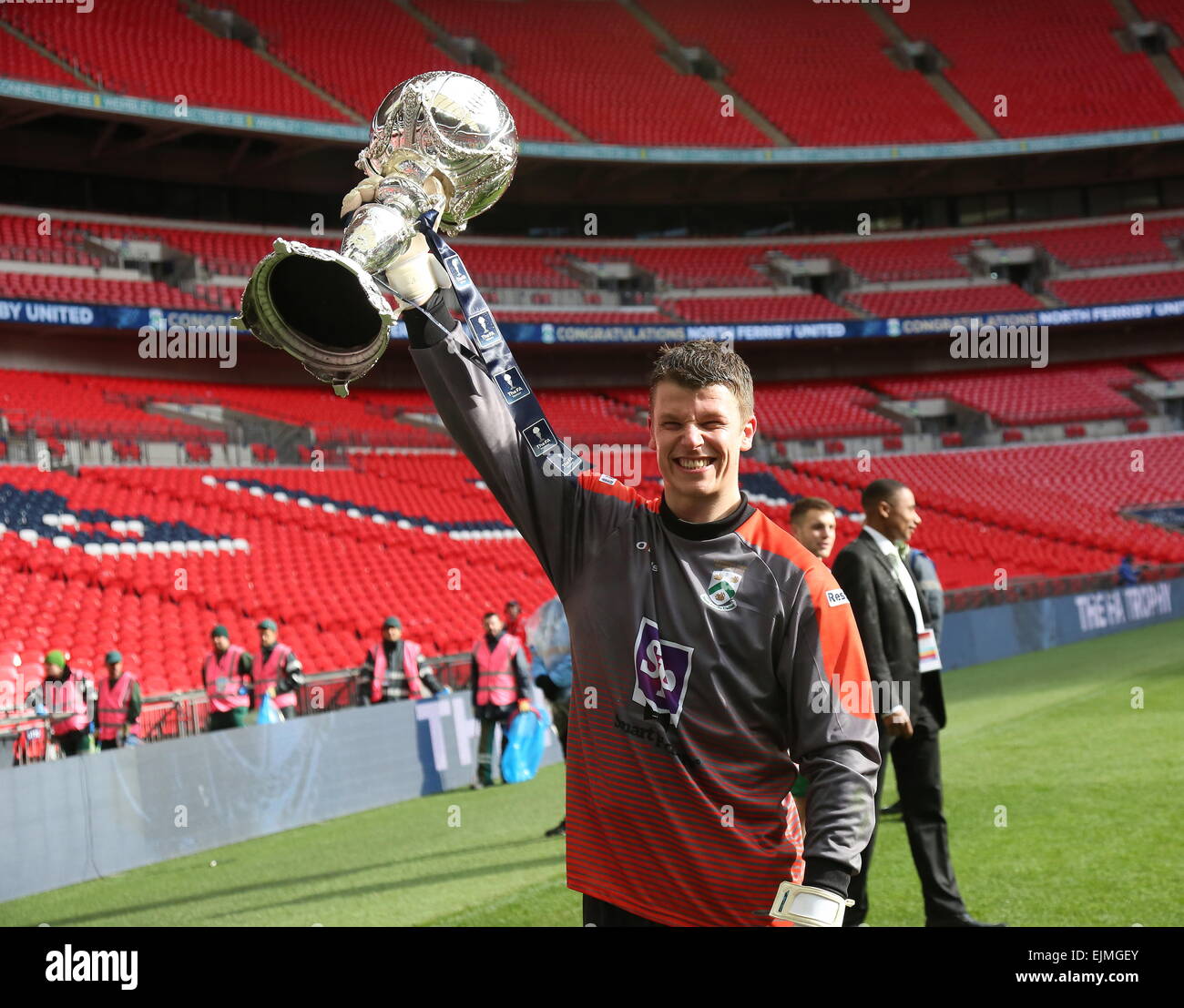 Londres, Royaume-Uni. 29 mars, 2015. North Ferriby United célébrer remportant le trophée 2015 FA Carlsberg au stade de Wembley après avoir battu Wrexham sur les sanctions après le match terminé 3-3 après prolongation. Adam Nicklin de North Ferriby United avec la FA Trophy Crédit : Simon Newbury/Alamy Live News Banque D'Images