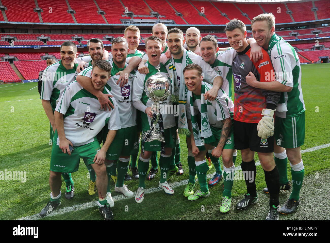 Londres, Royaume-Uni. 29 mars, 2015. North Ferriby United célébrer remportant le trophée 2015 FA Carlsberg au stade de Wembley après avoir battu Wrexham sur les sanctions après le match terminé 3-3 après prolongation. Crédit : Simon Newbury/Alamy Live News Banque D'Images