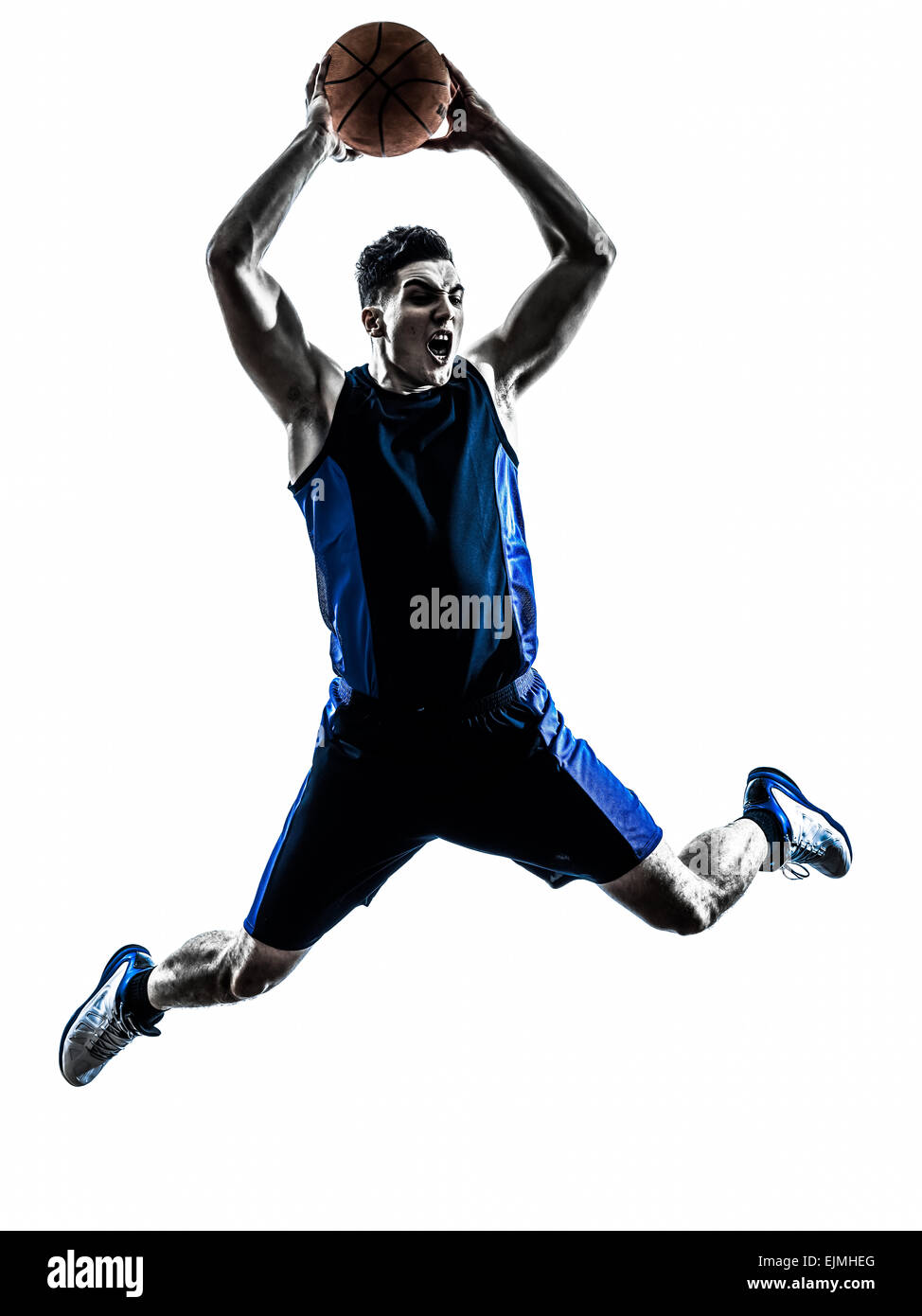 Un joueur de basket-ball homme dunk saut en silhouette isolé sur fond blanc Banque D'Images