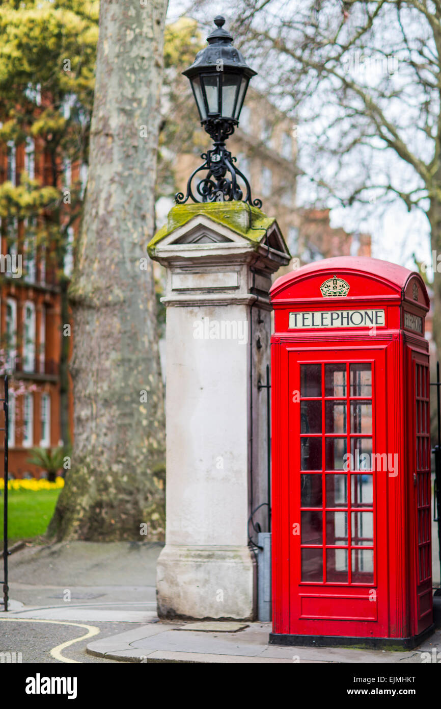 Cabine téléphonique rouge, Mount Street Gardens, Londres Banque D'Images