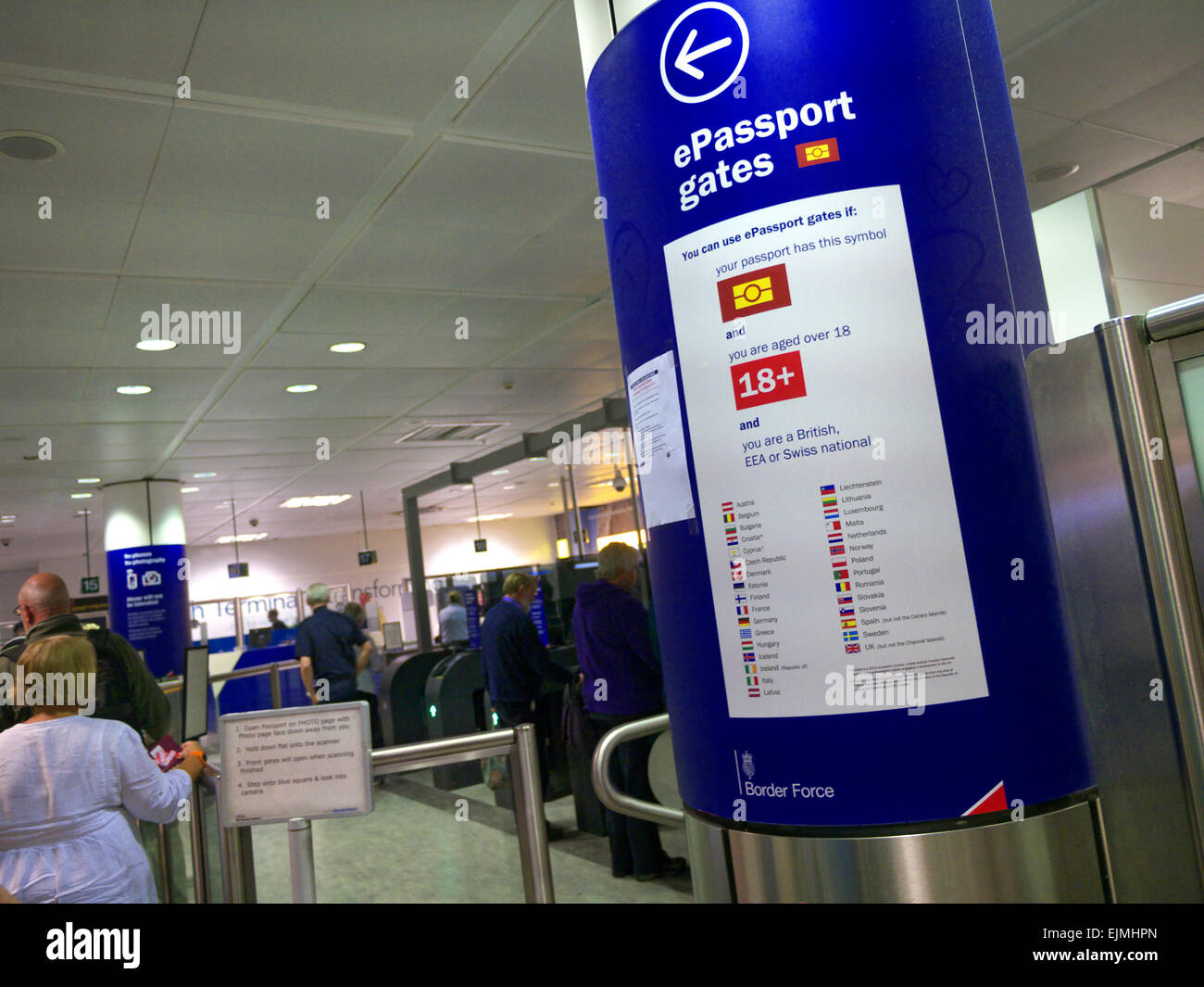 Passeport électronique des portes de contrôle aux frontières du Royaume-Uni pour les passagers à l'arrivée au terminal nord de Gatwick Banque D'Images
