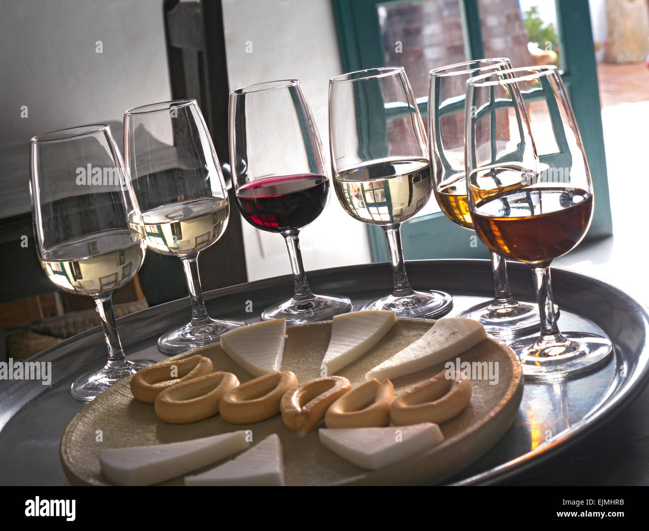 Bodega dégustation de vin verres vacances avec une sélection de verres de dégustation de vin rouge et blanc avec fromage et biscuits secs Iles Canaries Espagne Banque D'Images