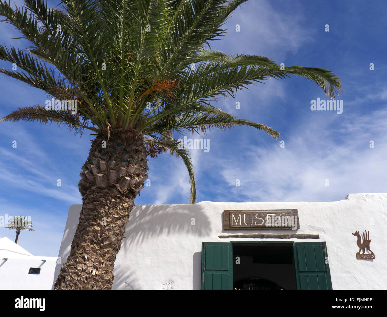 Dégustation de vin Bodega et musée encadrée par palmier au célèbre les producteurs de vin Lanzarote El Grifo Canaries Espagne Banque D'Images