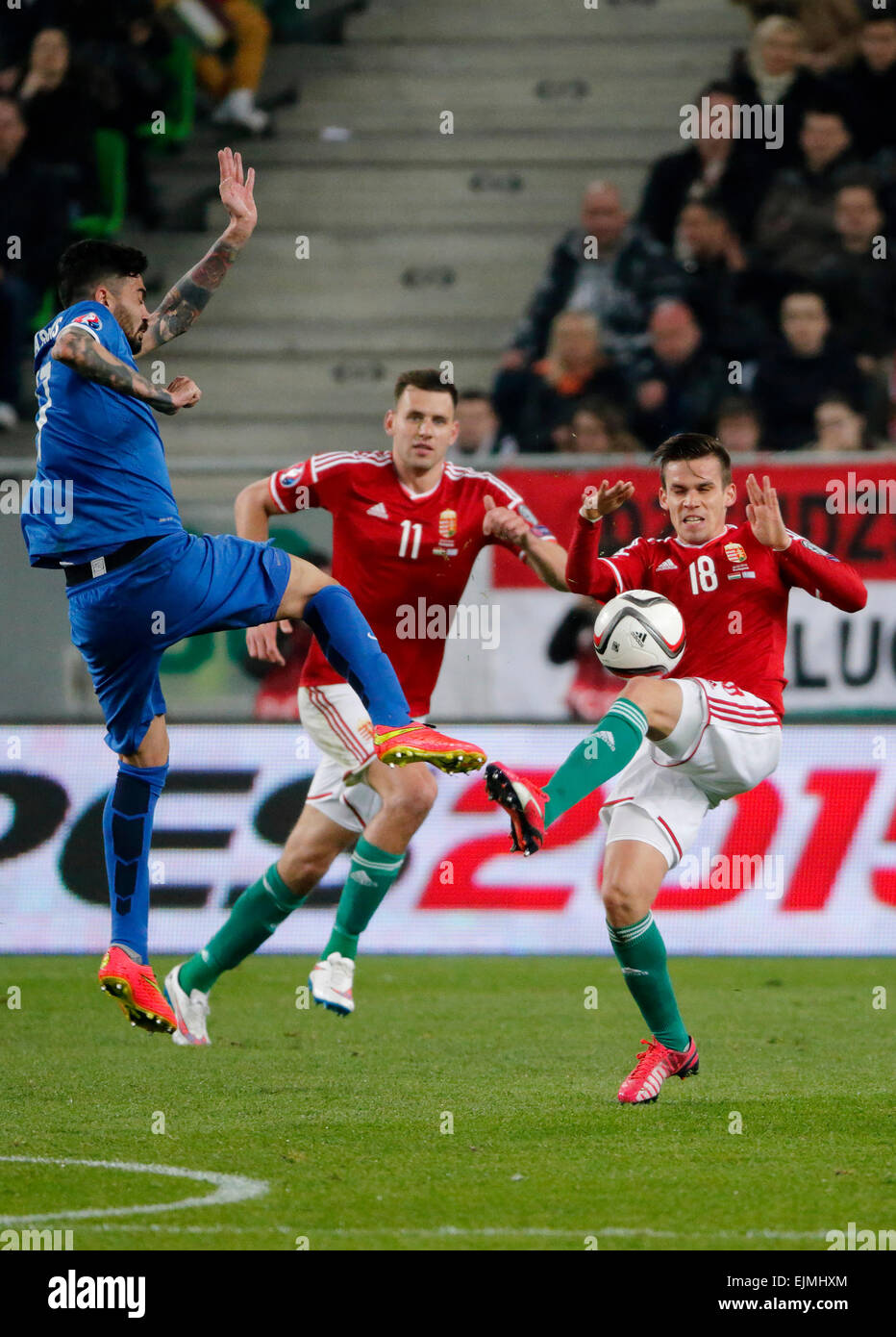 Budapest, Hongrie. 29 mars, 2015. Le Hongrois Adam Szalai (11) montres le duel entre Zoltan Stieber (r) et grec Stefanos Athanasiadis Hongrie contre la Grèce au cours de l'UEFA Euro 2016 football match qualificatif en Groupama Arena. Credit : Laszlo Szirtesi/Alamy Live News Banque D'Images