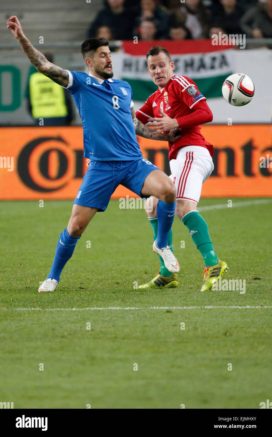 Budapest, Hongrie. 29 mars, 2015. Duel entre le Hongrois Daniel Tozser (r) et le grec Panagiotis Kone Hongrie contre la Grèce au cours de l'UEFA Euro 2016 football match qualificatif en Groupama Arena. Credit : Laszlo Szirtesi/Alamy Live News Banque D'Images